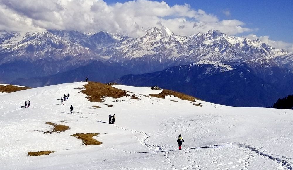 Trekkers with Trekking Dayara Bugyal Trek Certificate